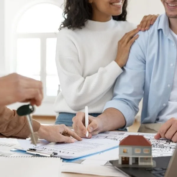 pareja-joven-firmando-hipoteca-para-comprar-casa-totana pareja joven firmando hipoteca para comprar casa totana